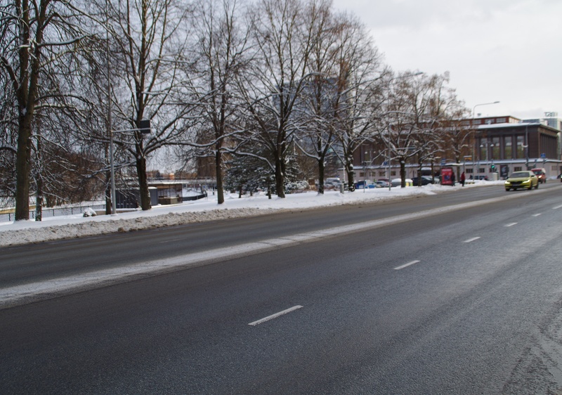 Employees' train trip in Tartu: at the market building; with broken buildings on the street. rephoto