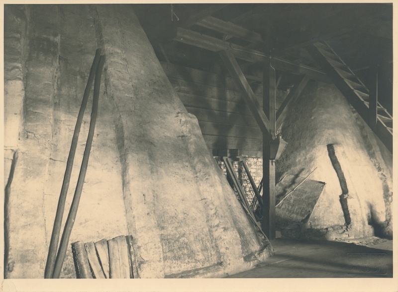 foto, Viljandi vana raekoda, mantelkorstnad pööningul, 1931