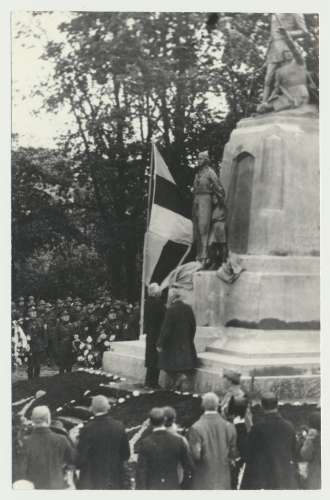 fotokoopia, Viljandi, Vabadussõjas langenute mälestussammas, avamine 1926, riigivanem Jaan Teemant eemaldab katte