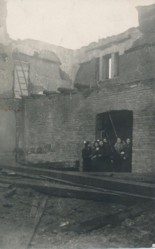foto, Viljandi Eesti Haridusseltsi kooli saal põlengu järel, õpilased vaatamas, 1932
