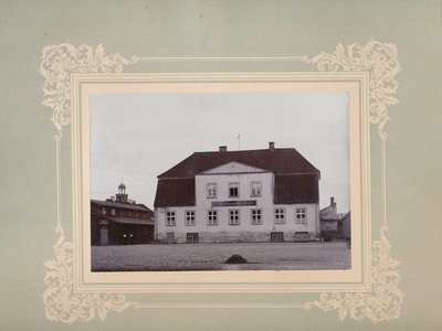 foto, Viljandi, turuplats'i ääres linnakool (1804-1885 kreiskool) enne ümberehitust 1890, (u 1885?), papil  duplicate photo
