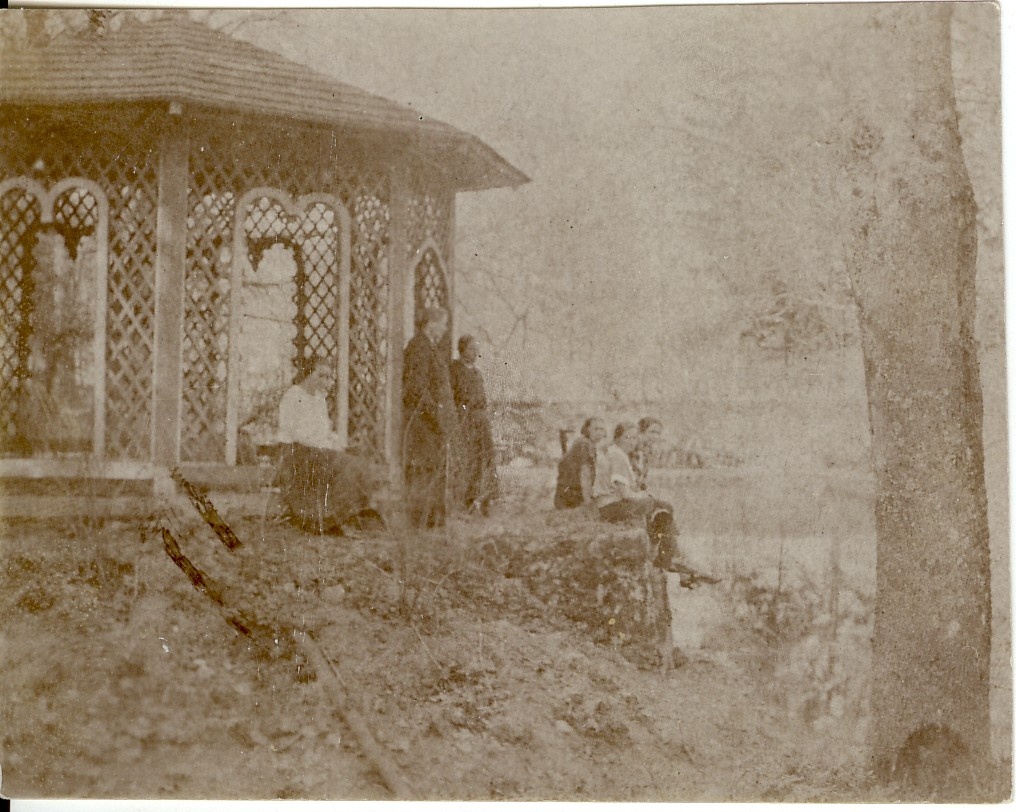 foto,Vahi kodumajanduskoolis 1920-ndail a., pildil ka Anete Tohvelman Lõõlast