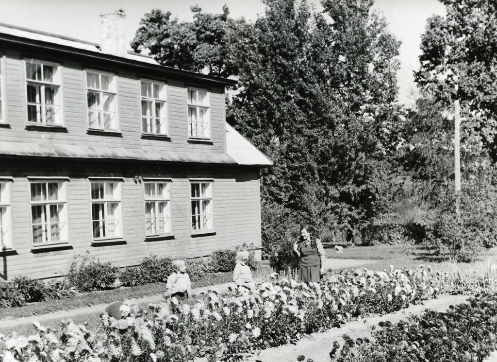 Kosksilla koolimaja ja aed