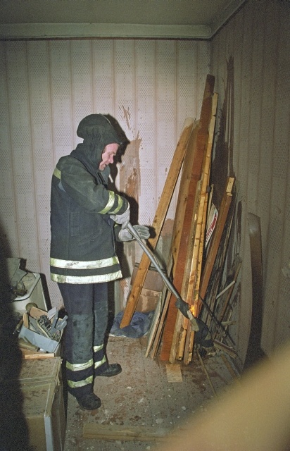 Nõo kool, tuletõrjuja valmistab ette süütamist