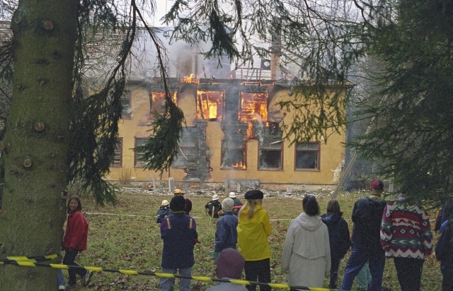 Nõo kool, külaelanikud vaatavad põlevat koolimaja