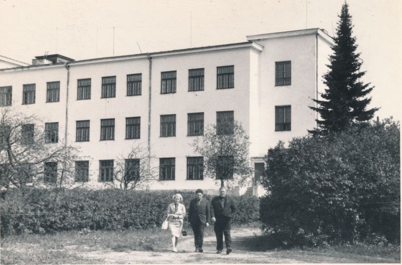 Foto. Haapsalu rajooni koolide direktorid külas Valga rajoonis 22.-24.mai 1966.a. Koolihoone Valgas.
Foto: Ilmarine Möldri.