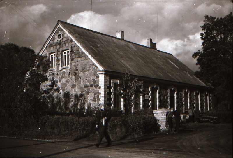 Negatiiv. Väike-Lähtru koolihoone, Läänemaal. Aleksander Arderi mälestustahvli avamine. u 1979.