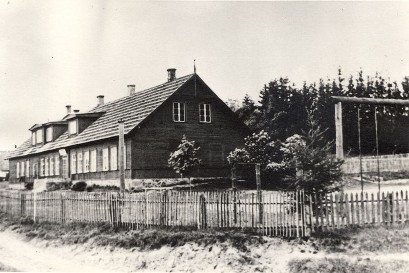 Foto. Saru koolihoone 1960.aastate paiku