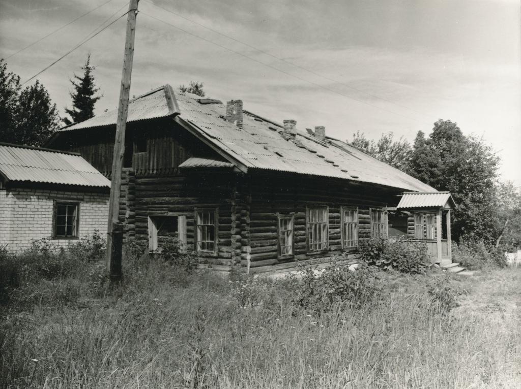 Foto. Vassiljevka küla endine koolihoone Tomski oblastis 1988.a. suvel, nüüd on siin klubi. selles majas õppisid ka 14.juunil 1941.a. väljasaadetud Võrumaalt.