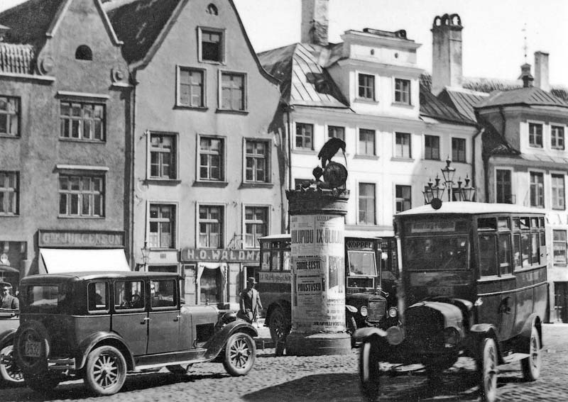 Russian market - bus on Pelgulinn line at Raekoja Square in 1928. Behind the column V. Tatsi Raekoja Square - Kopli line Ford TT. Photo: "Vana Tallinn: Buildings and People", Argo, 2007.