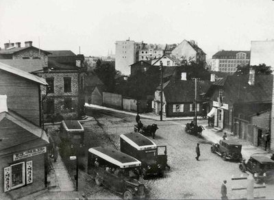 Buses Graham yd no 15-20 (A-510, A-513 and ...) at the end stop of the Soo-Jakobson line at the crossing point of the streets of Jakobson, Faehlmann, Terase, Tobias and Yellow.  duplicate photo