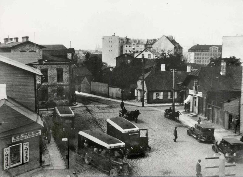 Buses Graham yd no 15-20 (A-510, A-513 and ...) at the end stop of the Soo-Jakobson line at the crossing point of the streets of Jakobson, Faehlmann, Terase, Tobias and Yellow.