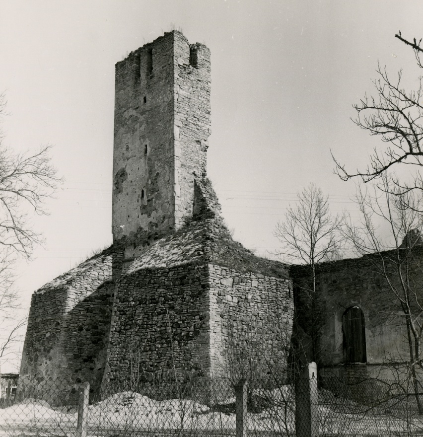 Käina kiriku varemed, vaade tornile