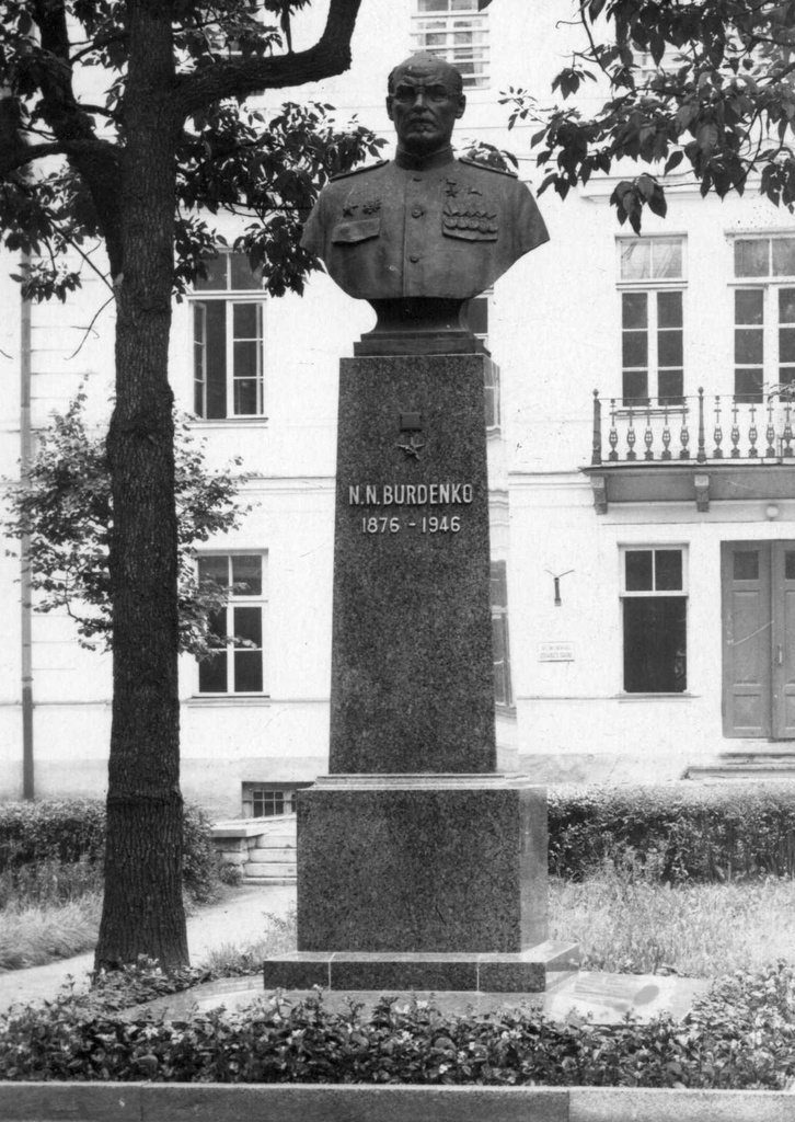 Mälestusmärk: Nikolai Burdenko. Tartu, Toomemägi, enne 1964.
