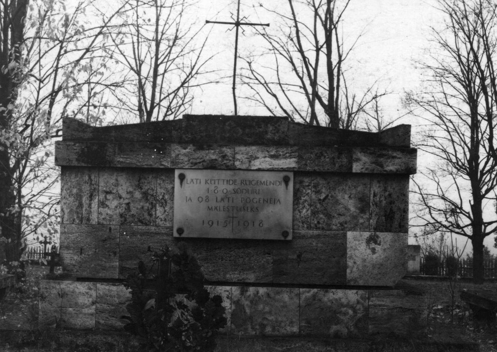 Hauasammas I maailmasõjas langenud Läti küttidele. Puiestee kalmistu, Tartu, 1964.