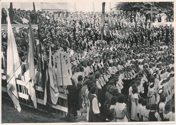 Tartu Ülikool. Üliõpilaskoorid esinemas Tartu laulupäeval. 1960ndatel.