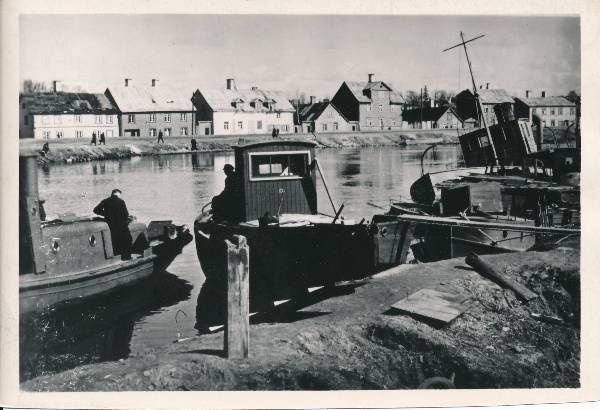 Tartu linnavaade. Uputatud laevade ülestõstmine sadamas. 1944.a.