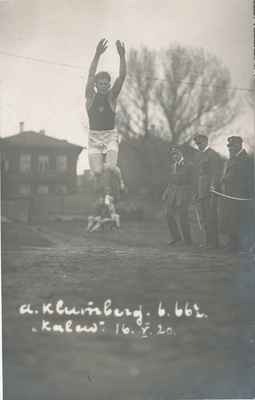 Aleksander Klumberg (Kolmpere) kaugushüppel  duplicate photo