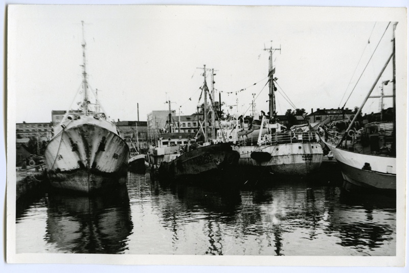 Tallinna Kalasadam, vasakul kalalaev "Hara"