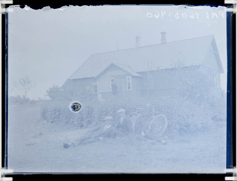 klaasnegatiiv, mehed külili maja ees Tudaveres 1920.a.
