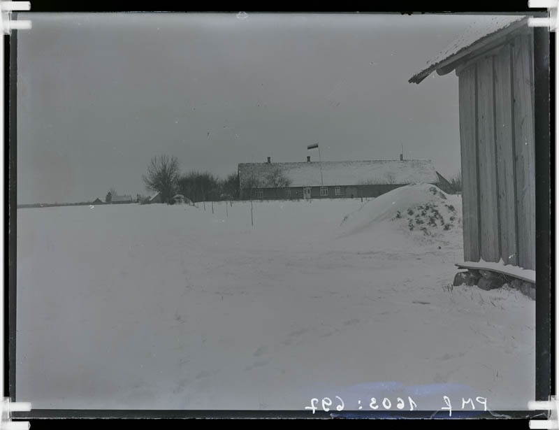 klaasnegatiiv, lumine maastik, hoonel lehvib lipp, Lõõla 1920-30-ndad a.