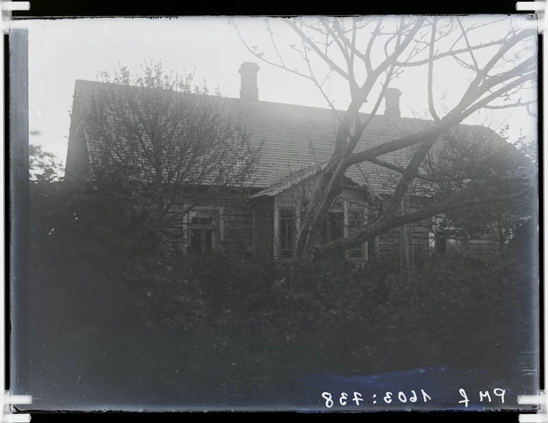klaasnegatiiv, elumaja puude taga, Lõõla 1920-30-ndad a.
