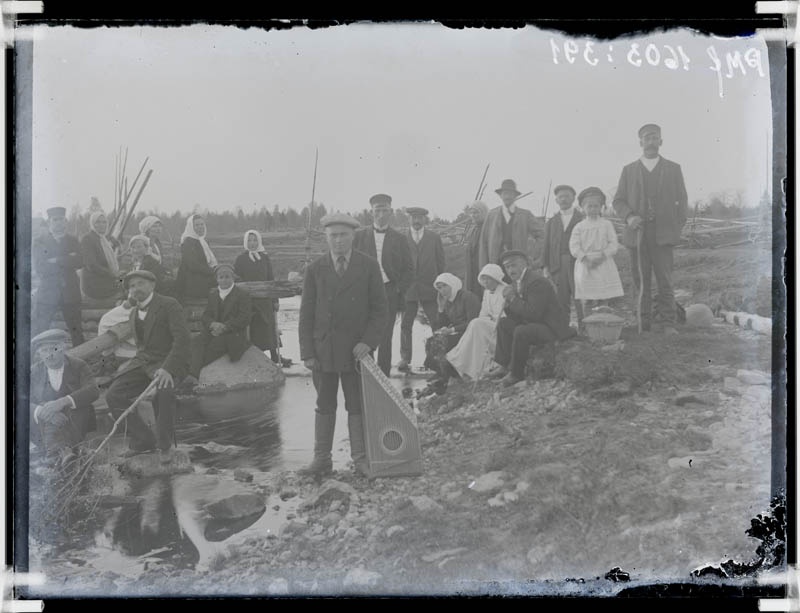 klaasnegatiiv, Lõõla laulukoori rahvas jõe ääres 1920.a. paiku