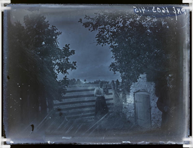 klaasnegatiiv, naine väraval keldri ees, Lõõla 1920-ndad a.