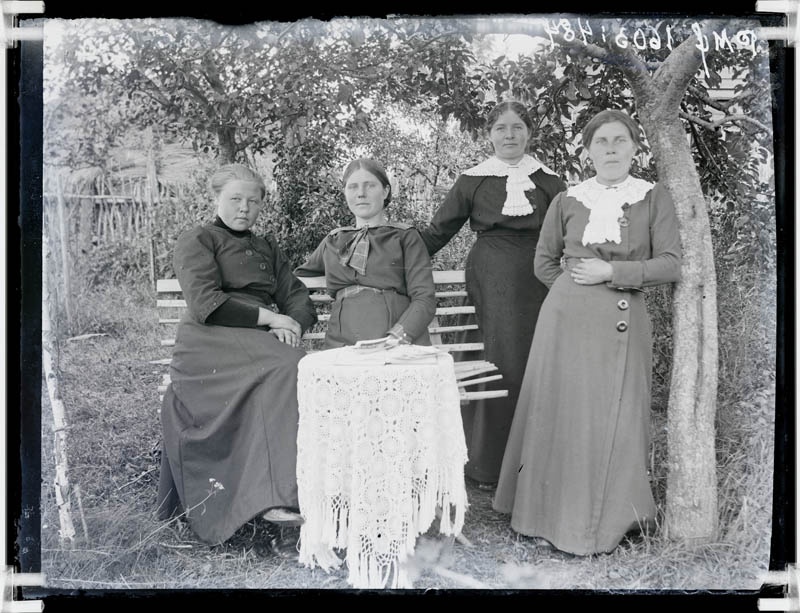 klaasnegatiiv, Anette Tohvelmann sõpradega 1915.a.