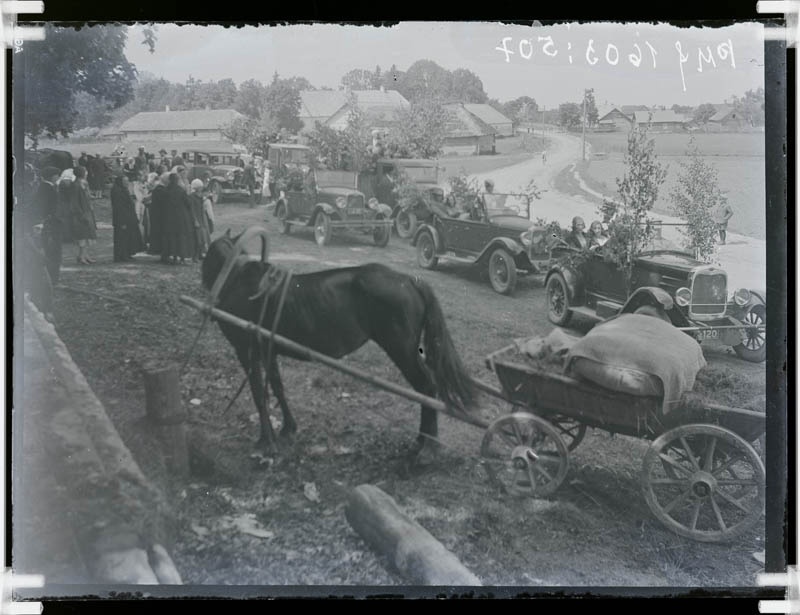 klaasnegatiiv, hobune vankriga ja sõiduautod tee ääres Peetri kiriku juures, Arvi ja Beate Viidalepa laulatus 1930-ndad a.