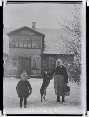 klaasnegatiiv, naine ja väike laps, 1920-30-ndad a.  similar photo
