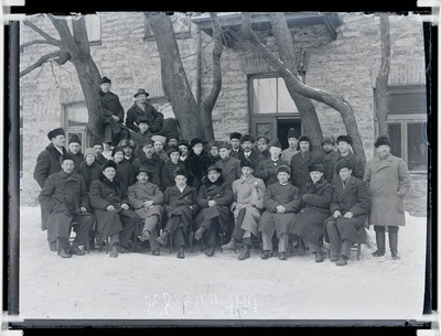 klaasnegatiiv,mehed maja ees grupipildil, 1920-30-ndad a.  duplicate photo