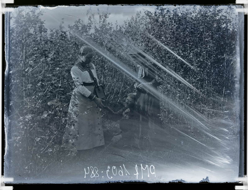 klaasnegatiiv, Vahi Põllutöökooli aias 1923.a.