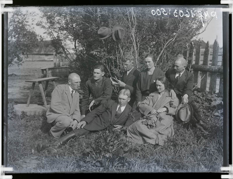 klaasnegatiiv, seltskond murul, Lõõla 1920-30-ndad a., pildil õpetajad Hilda Odres ja David Köst