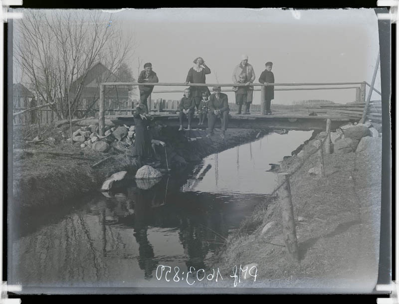 klaasnegatiiv, mehed, naised ja lapsed sillal, Lõõla 1930-ndad a.