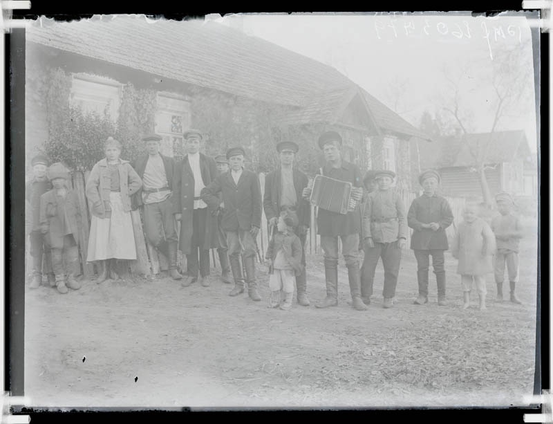 klaasnegatiiv, noored aias majade majade taustal 1918-20.a.