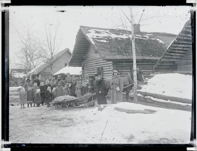 klaasnegatiiv, inimesed hobuse ja ree juures majade taustal 1918-20.a.