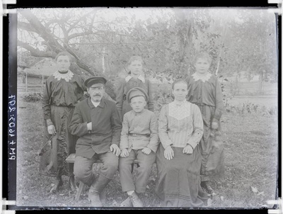 klaasnegatiiv, perekond 4 lapsega , Lõõla 1920-ndad.a.  duplicate photo