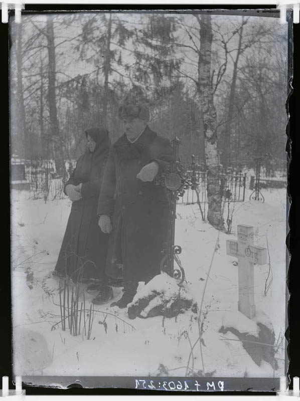 klaasnegatiiv, Johan ja Ann Tohvelmann Türi kalmistul 1928.a.