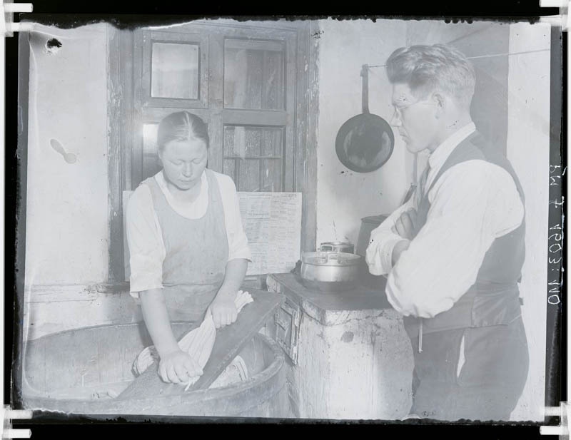 klaasnegatiiv, Anette ja Johannes Tohvelmann Vahi Põllutöökoolis 1920-ndatel a.