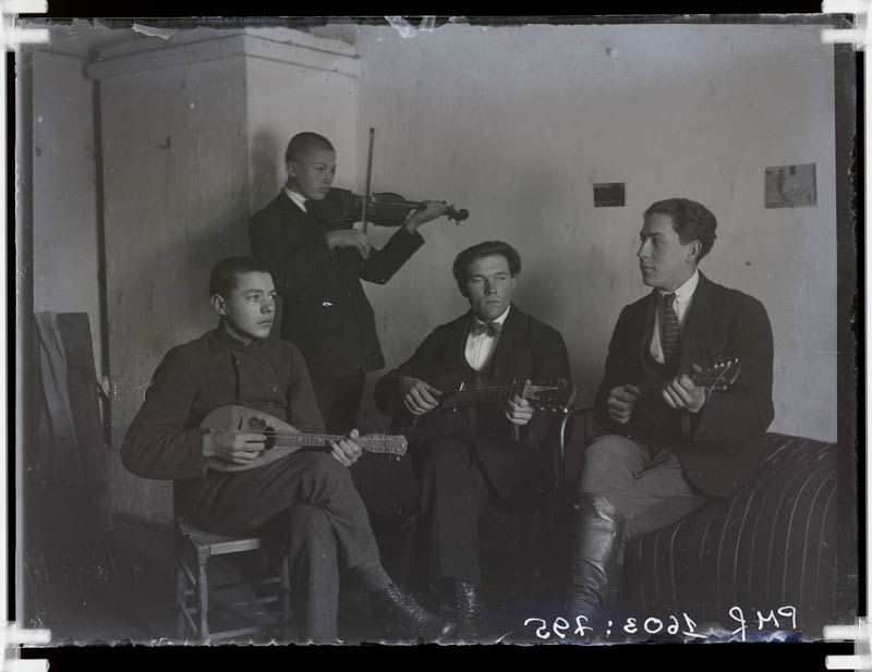 klaasnegatiiv,  mehed pillidega Vahi Põllutöökoolis, 1920-ndad a.