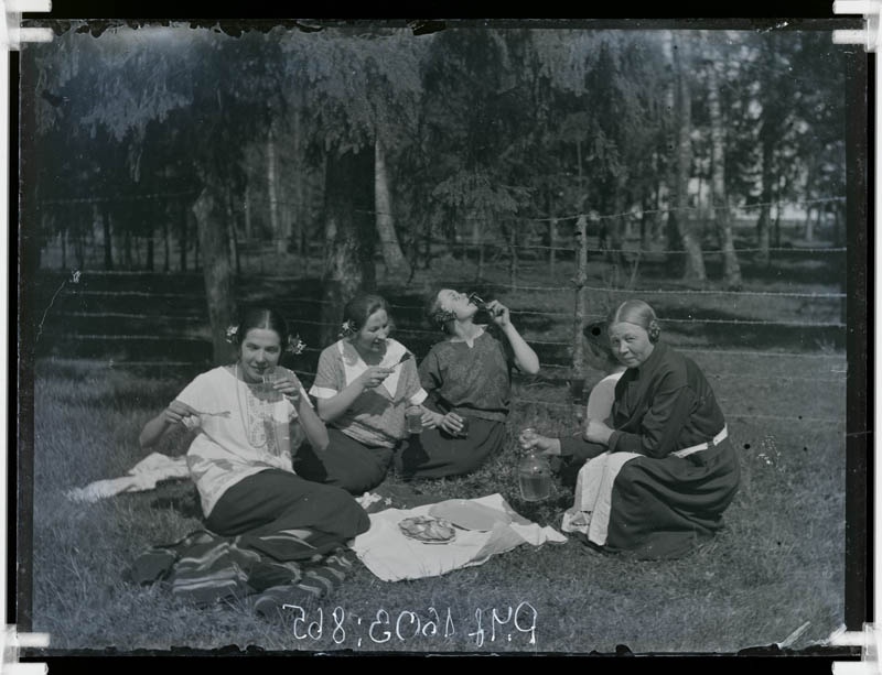 klaasnegatiiv, Vahi Põllutöökooli aias 1924.a.