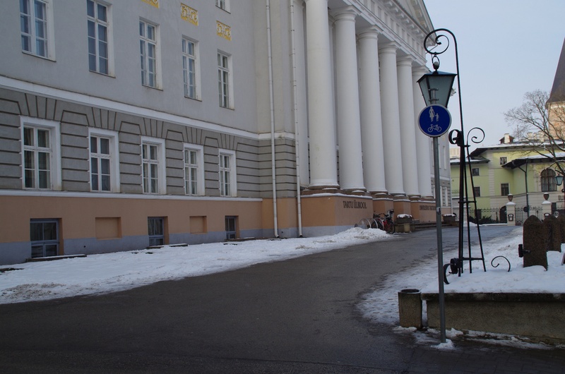 Tartu, population in front of the university rephoto