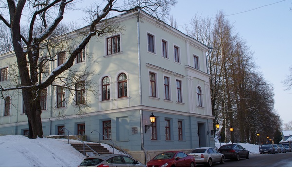 Jakobi t 4 (proj. M. Roetscher, 1876; G. von Broeckeri elamu; hiljem Eesti Karskusseltsi maja) ja kelpkatusega kõrvalmaja. Tartu, 1890-1910. rephoto