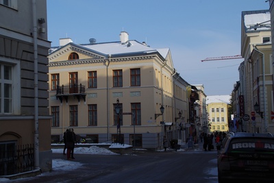 Küütri t, vaade Ülikooli t juurest Kompanii t suuunas. Ees Küütri 2 (silt: galerii Legend). Tartu, 1998. Foto Aldo Luud. rephoto