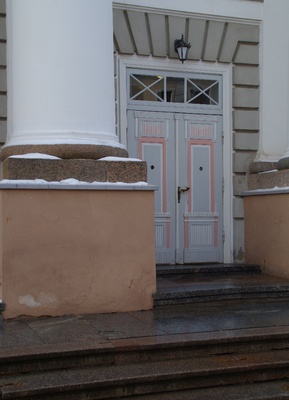 [Tartu University Rector Arnold Koobi meeting at the staircase of Georg Friedrich Parrot and Johan Skyttega University Head Building] rephoto