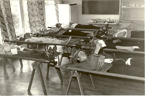 foto, tsiviilkaitse õppus Paide 1.Keskkooli ühiselamus 1983.a.