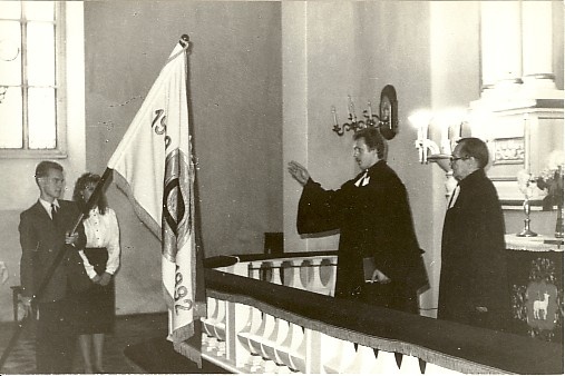 foto, Paide Gümnaasiumi lipu õnnistamine 1992.a.