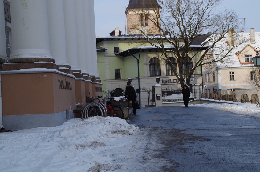 Tartu Ülikooli peahoone ja kohvik, vaade kohvikule, taga Jaani kirik rephoto