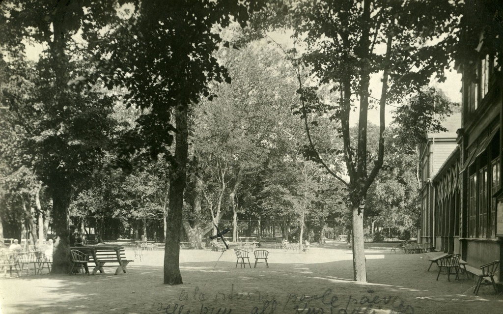 Kuressaare Lossipark, kuursaali esine väljak